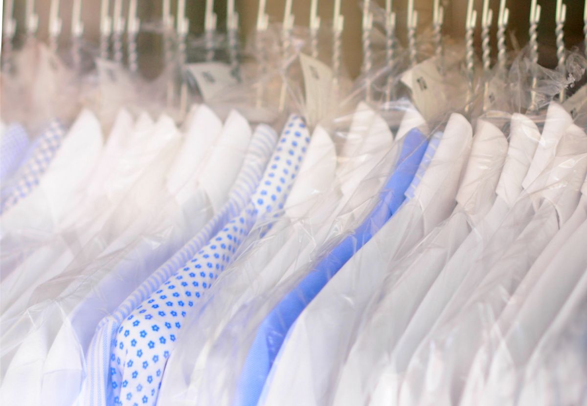 ワイシャツクリーニングのハンガーは捨てる?返却?再利用の最適解を解説