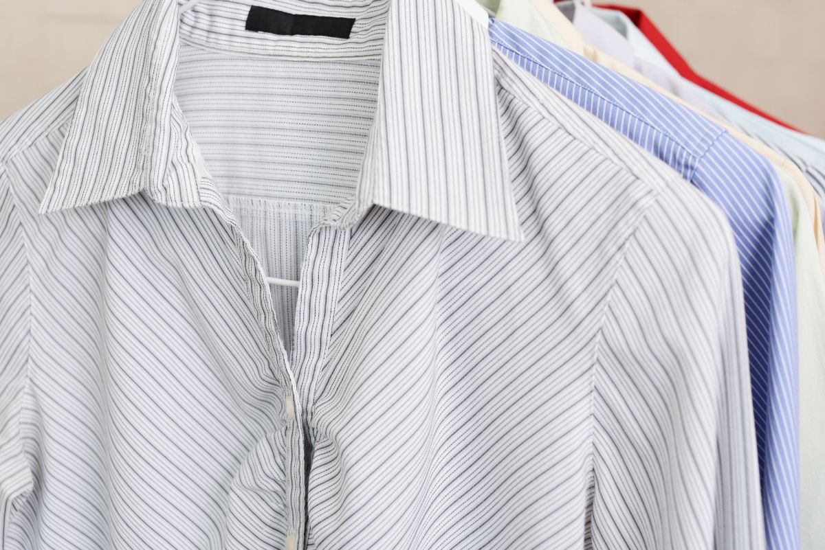 ワイシャツの黄ばみはどうクリーニングする?原因から自宅対策まで完全ガイド