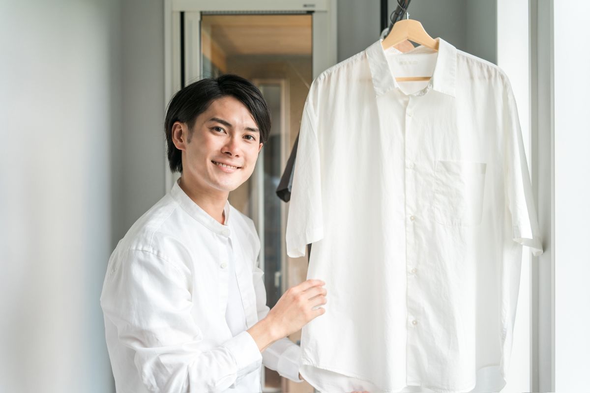 ワイシャツクリーニングは洗濯してから出した方が良い？自宅洗いの落とし穴とプロ仕上げの全知識
